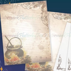 Pu&ograve; includere: Un set di cartoleria in stile vintage con un calderone sopra un fuoco con un cucchiaio di legno. La carta ha un aspetto usurato e invecchiato con righe per scrivere. La busta &egrave; bianca con un bordo decorativo.