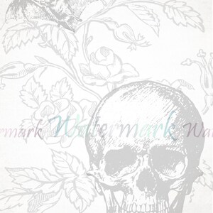 K&ouml;nnte beinhalten: Eine Schwarzwei&szlig;illustration eines Sch&auml;dels vor einem floralen Hintergrund. Der Sch&auml;del ist detailliert mit Z&auml;hnen und Augenh&ouml;hlen. Die Blumen sind stilisiert und haben einen Vintage-Look.