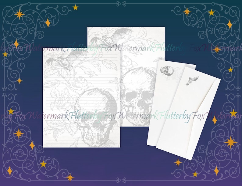 K&ouml;nnte beinhalten: Ein Briefpapier-Set mit einem Totenkopf- und Fledermaus-Design. Das Briefpapier enth&auml;lt liniertes Papier, Umschl&auml;ge und eine Karte mit einer Totenkopf-Illustration. Der Hintergrund ist dunkelblau mit goldenen Sternen und einem dekorativen Rand.