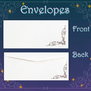 Pu&ograve; includere: Due buste bianche con un motivo floreale decorativo nell'angolo. Sono mostrati il fronte e il retro delle buste. Le buste sono su uno sfondo blu con un motivo decorativo di stelle e volute.