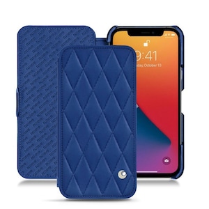 Pode incluir: Uma capa de telefone azul acolchoada com uma aba de carteira integrada. A capa tem um padrão de diamantes e um pequeno botão circular na frente. A tela do telefone mostra a hora 9:41 e a data 13 de outubro.