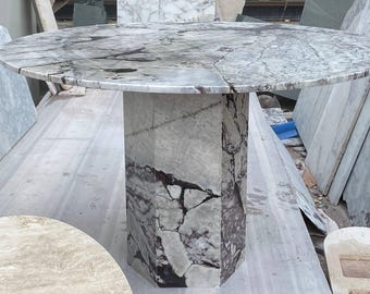 円形大理石ダイニングテーブル 47インチ、天然石台座テーブル、ファセットベース、モダンラグジュアリーキッチンテーブル、4人掛け、ホームデコレーション