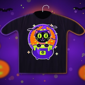 Puede incluir: Una camiseta negra de manga corta con el gráfico de un gato negro con sombrero de bruja morado, sentado dentro de un caldero morado lleno de líquido verde brillante. El diseño incluye un icono de calavera, murciélagos y estrellas sobre un círculo naranja.