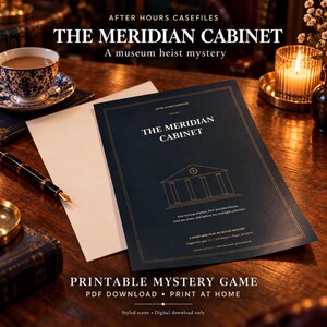 Pode incluir: Um documento azul escuro intitulado The Meridian Cabinet com arte linear dourada de um edif&iacute;cio, texto descrevendo um mist&eacute;rio de roubo em museu e detalhes do jogo. O documento repousa sobre uma superf&iacute;cie de madeira.