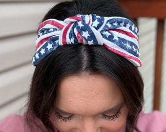 Fascia per capelli da donna con nodo a nodo e stampa leopardata della bandiera USA, fascia in tessuto larga e intrecciata con motivo patriottico.