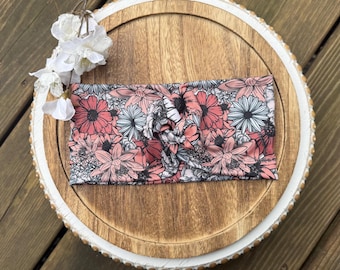 Fascia per capelli da infermiera con motivo floreale intrecciato, turbante morbido ed elastico, stile boho, con bottoni opzionali.
