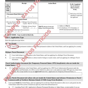 K&ouml;nnte beinhalten: Ein schwarz-wei&szlig;es USCIS-Formular I-131, Antrag auf Reisedokumente, Bew&auml;hrungsdokumente und Ankunfts-/Abreiseunterlagen. Das Dokument enth&auml;lt eine Kopfzeile mit dem Siegel des Department of Homeland Security und ein rotes Wasserzeichen mit der Aufschrift EJEMPLO DATOS FICTICIOS.