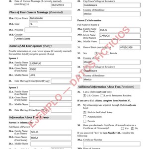 K&ouml;nnte beinhalten: Eine Seite des Einwanderungsformulars I-130, Ausgabe 04/01/24, mit Feldern f&uuml;r Angaben zum Antragsteller, Ehepartner und Eltern, wobei das Wasserzeichen EJEMPLO-DATOS FICTICIOS diagonal &uuml;ber den Text gedruckt ist.