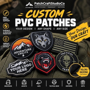 Pode incluir: Uma coleção de emblemas de PVC personalizados com vários designs, incluindo uma paisagem de montanha com o texto ADVENTURE AWAITS, uma cabeça de lobo, uma bandeira americana, um rosto de gorila, um crânio com o texto TACTICAL TEAM.
