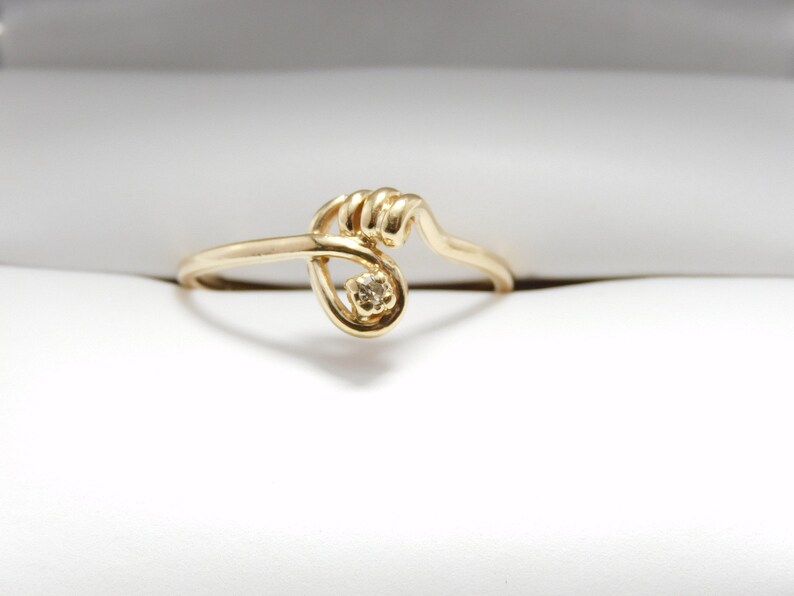 Vintage 10K Gold Twist Ring with Diamond Accent Size 6L