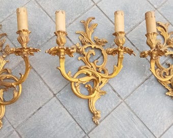 Juego de 3 apliques de pared estilo Luis XV rococó en bronce dorado, Francia/Italia, mediados del siglo XX.