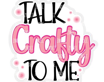 Op de afbeelding: Een witte sticker met de tekst "TALK CRAFTY TO ME" in zwarte en roze letters. Het woord "Crafty" is in een bubble letter stijl. De sticker heeft een witte rand en roze accenten.