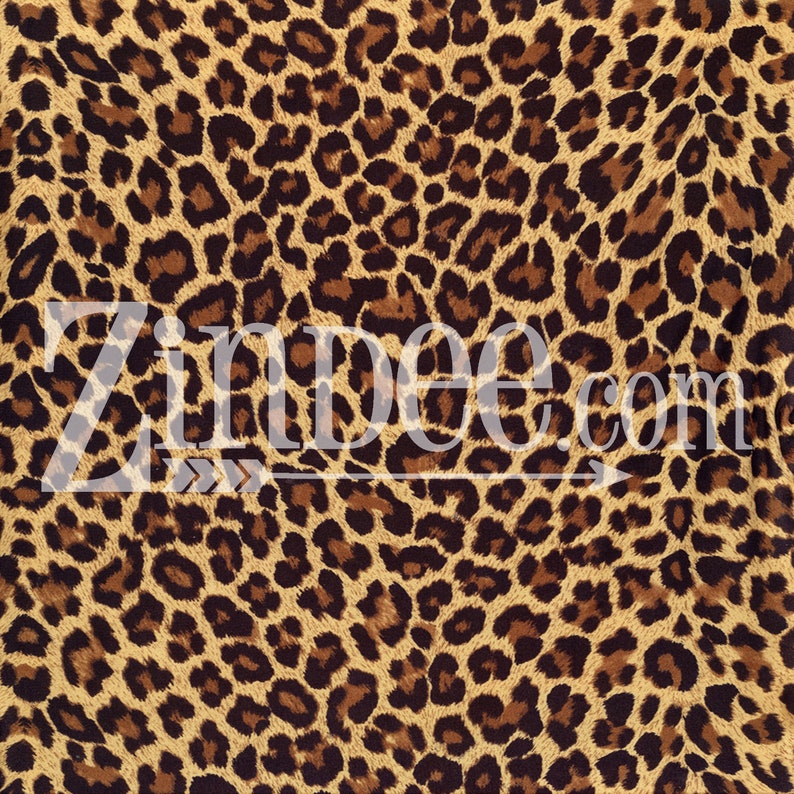 Puede incluir: Primer plano de una tela con estampado de leopardo. El patr&oacute;n presenta manchas marrones y negras sobre un fondo beige. El texto "Zindee.com" est&aacute; superpuesto a la tela.