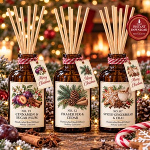 Może przedstawiać: Trzy butelki dyfuzorów zapachowych z bursztynowego szkła z drewnianymi patyczkami. Etykiety zawierają ilustracje botaniczne oraz napisy: Cinnamon & Sugar Plum, Fraser Fir & Cedar oraz Spiced Gingerbread & Chai.