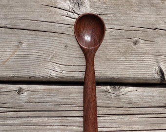 Cuchara de nogal tallada a mano – Madera oscura y cuenco ovalado