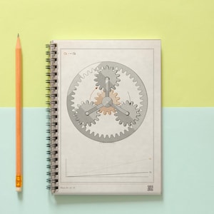 Può includere: Un taccuino a spirale con un'illustrazione tecnica di un sistema di ingranaggi planetari con tre ingranaggi grigi e uno centrale color marrone chiaro. La pagina include un grafico a linee e il testo Plate 01 of 14. Una matita di legno si trova sulla sinistra.