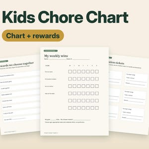 Peut inclure: Un ensemble de tableau de corvées pour enfants composé de trois pages blanc cassé avec du texte vert foncé. Les pages incluent des sections intitulées Kids Chore Chart, Rewards we choose together, My weekly wins et Reward tickets.