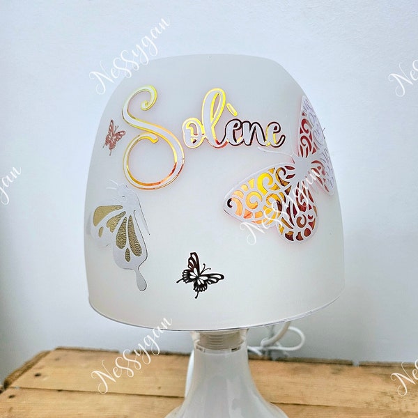 Lampe originale papillon personnalisée par un prénom  blanc et rose - cadeau personnalisé