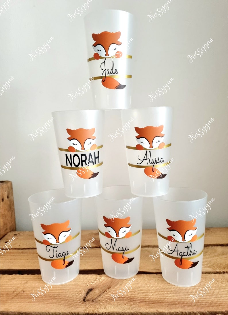 May include: Six clear plastic cups with orange fox designs and personalized names: Jade, Norah, Alyssa, Tiago, Maya, and Agathe.