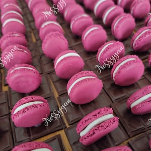 roze macaron plaatsmarkering doop, bruiloft - gastronomisch thema