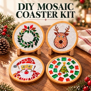 Puede incluir: DIY MOSAIC COASTER KIT. Cuatro posavasos redondos de madera con diseños de mosaico: una corona verde, una cara de reno, una cara de Santa Claus y un árbol de Navidad con azulejos cuadrados rojos y verdes.