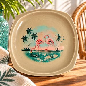 Assiette vintage Paden City Pottery à motif flamants roses, décor tropical Mid-Century Modern des années 1950, palmiers, style kitsch rétro