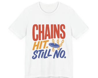 Camiseta divertida de disc golf, "Cadenas golpean, pero aún no hay tee", regalo de disc golf para jugadores y compañeros de liga, gráfico humorístico con letras a mano.