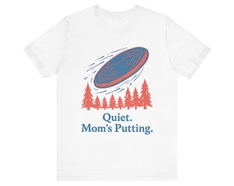 T-shirt « Maman golfeuse de disc golf », tee de frisbee golf humoristique, motif « Maman tranquille qui putte sous les pins », cadeau pour les femmes qui jouent au disc golf.