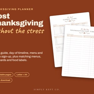 Può includere: Un set di pianificatori per il Ringraziamento composto da due fogli di carta bianchi con testo nero e linee a griglia. Il foglio superiore è intitolato Turkey Guide e quello inferiore Thanksgiving Day Timeline. Lo sfondo è arancione scuro.