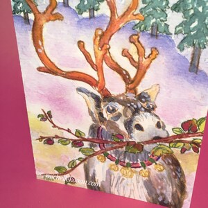 Carte de voeux de vacances, Renne lunatique avec branche de baies, Aquarelle, Neige scintillante magique, Hiver, Noël, Enfants, Adultes