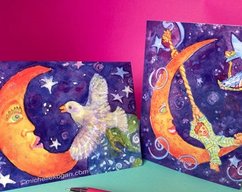 Op de afbeelding: Twee aquarellen van een wassende maan met een gezicht. Op het ene schilderij vliegt een witte vogel naar de maan, terwijl het andere schilderij een kind laat zien dat aan de maan schommelt. Beide schilderijen hebben een sterrenhemel als achtergrond.