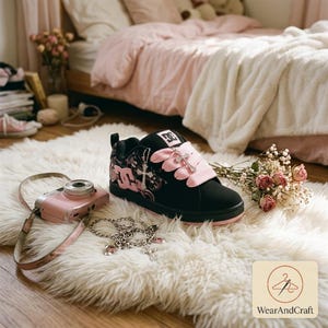 Gepersonaliseerde DC Court Graffik sneakers, roze dikke veters, strass kruisjes (Y2K grunge stijl)