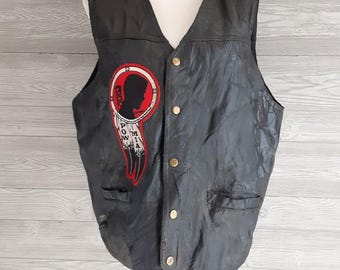 Chaleco de motorista de cuero negro con retazos VTG Navarre Leather Co. Los veteranos no olvidan a los prisioneros de guerra.