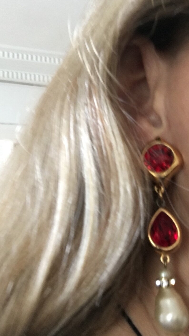 Boucles d'oreilles clips Pendentifs Robert Goossens, zircon rouge et perle image 3