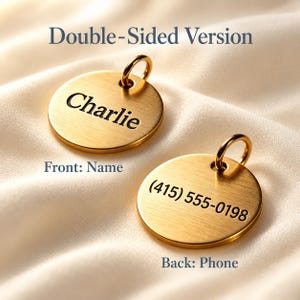 Puede incluir: Dos placas redondas de metal dorado para mascotas con anillas. Una placa tiene grabado el nombre Charlie en el frente, y la otra tiene grabado el número de teléfono (415) 555-0198 en el reverso. El texto Double-Sided Version es visible.