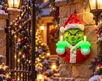 Grappige groene wanddecoratie met een ondeugend figuurtje, een speelse seizoensdecoratie voor in huis, handgemaakte decoratie voor de entree.