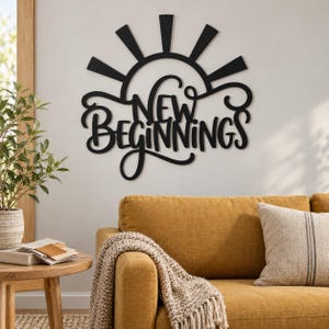 Nuovo inizio, sole nascente, parole ispiratrici, silhouette a raggi di sole, messaggio positivo, scritta in corsivo, regalo per un nuovo inizio, decorazione murale in metallo