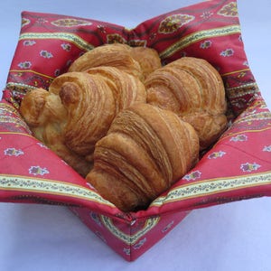 Met katoen gecoate handgemaakte stoffen broodmand. Vakantiecadeau voor bakkersliefhebber voor haar onder de 30. Bloemenprint. Franse Provençaalse stof Rode bloemen
