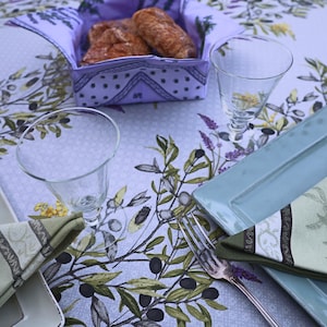 Estampado de aceitunas y mimosa. Tejido rectangular de algodón recubierto, fácil de limpiar. Morado, verde y amarillo. Regalo para los amantes de la lavanda para ella y él.
