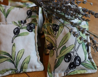 Conjunto de 3 sachês de lavanda seca com estampa de azeitonas. Tecido de algodão da Provença. Feito à mão na França. Agradecimento, presente de aniversário para professor, primavera/verão.