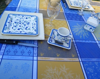 Mantel rectangular. 269 x 170 cm. Jacquard de algodón revestido. Azul y amarillo. Estampado de olivas y lavanda, tela de la Provenza francesa.