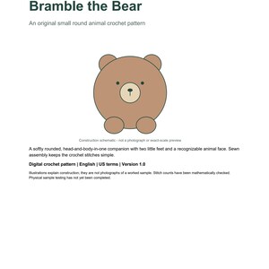 Pu&ograve; includere: Un documento di schema per uncinetto digitale intitolato Pocket Companions Bramble the Bear. Presenta un'illustrazione di un orso rotondo marrone con due piccoli piedi, un muso beige e occhi scuri. Il testo include An original small round animal crochet pattern.