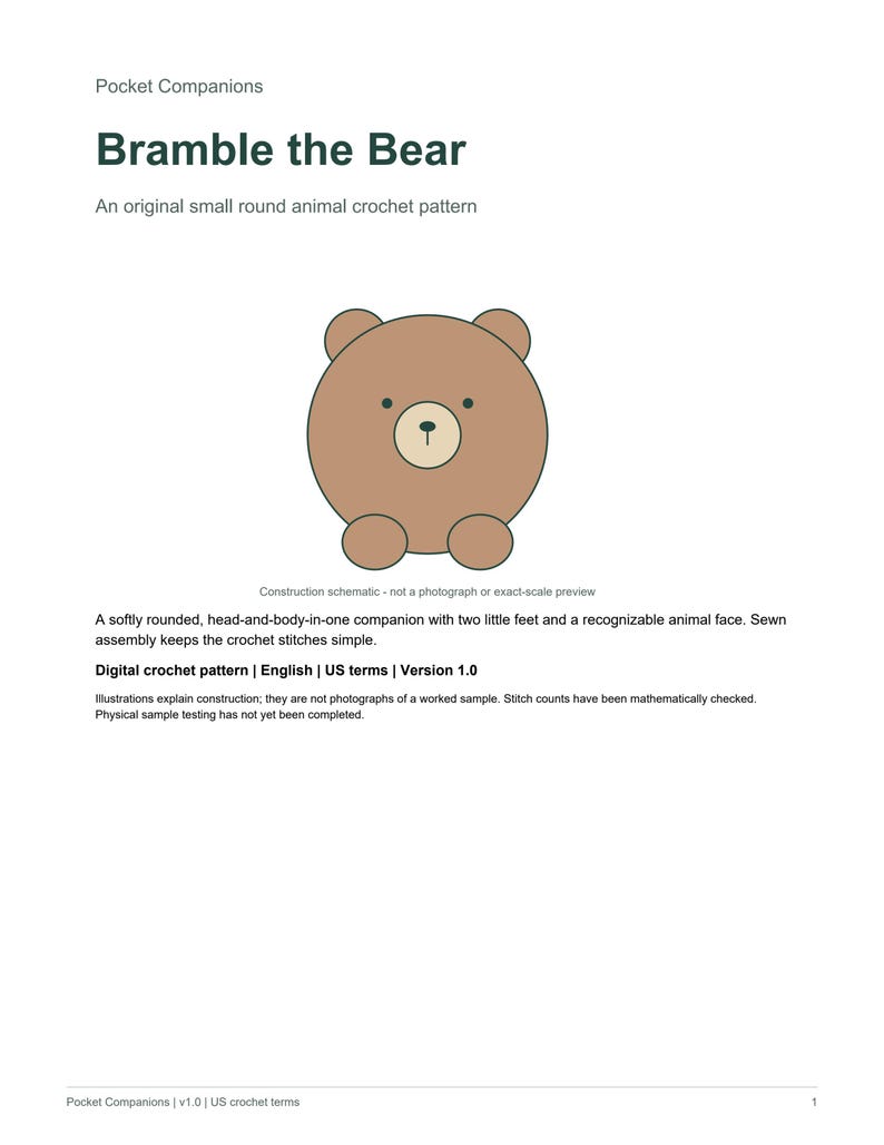 Pu&ograve; includere: Un documento di schema per uncinetto digitale intitolato Pocket Companions Bramble the Bear. Presenta un'illustrazione di un orso rotondo marrone con due piccoli piedi, un muso beige e occhi scuri. Il testo include An original small round animal crochet pattern.
