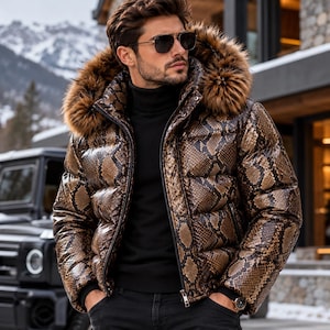 Doudoune homme en cuir de python, col et capuche en fausse fourrure.