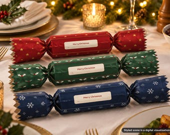 Könnte beinhalten: Drei zylindrische Weihnachtsknallbonbons in Rot, Grün und Blau. Das rote hat goldene Sterne, das grüne zeigt Stechpalmenblätter und das blaue weiße Schneeflocken. Jedes Knallbonbon hat ein weißes Etikett mit dem Text Merry Christmas.