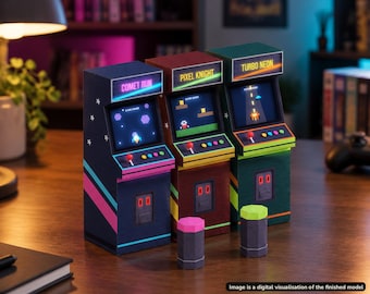 Könnte beinhalten: Drei Miniatur-Spielautomaten mit den Aufschriften Comet Run, Pixel Knight und Turbo Neon. Jedes Gerät verfügt über einen Bildschirm mit verpixelten Spielgrafiken, einen Joystick und Tasten. Zwei kleine zylindrische Hocker stehen davor.