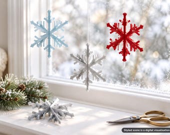 Könnte beinhalten: Drei hängende Schneeflocken-Ornamente in Hellblau, Weiß und Rot sowie eine weiße Schneeflocke, die auf einer Oberfläche liegt. Der Text "Styled scene is a digital visualisation" erscheint in der unteren rechten Ecke.