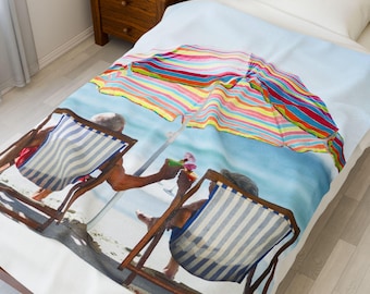 Couverture moelleuse en velours de coton - couple de personnes âgées sur des chaises de plage - jeté confortable scène de plage, cadeau pour couple, couverture de famille, décoration de mariage, maison douce