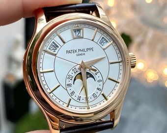 PATEK PHILIPPE Herrenuhr mit Jahreskalender, opalweißes Zifferblatt, braunes Leder, Artikel-Nr. 5205R-001