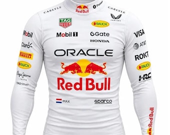 Könnte beinhalten: Ein weißes Langarmshirt mit Stehkragen, das mit Red Bull Branding, dem Oracle-Logo und verschiedenen Sponsorenlogos wie Tag Heuer, Mobil 1, Honda und Pirelli versehen ist. Auf der Brust befinden sich zwei rote Stiere und der Text Max mit einer niederländischen Flagge.